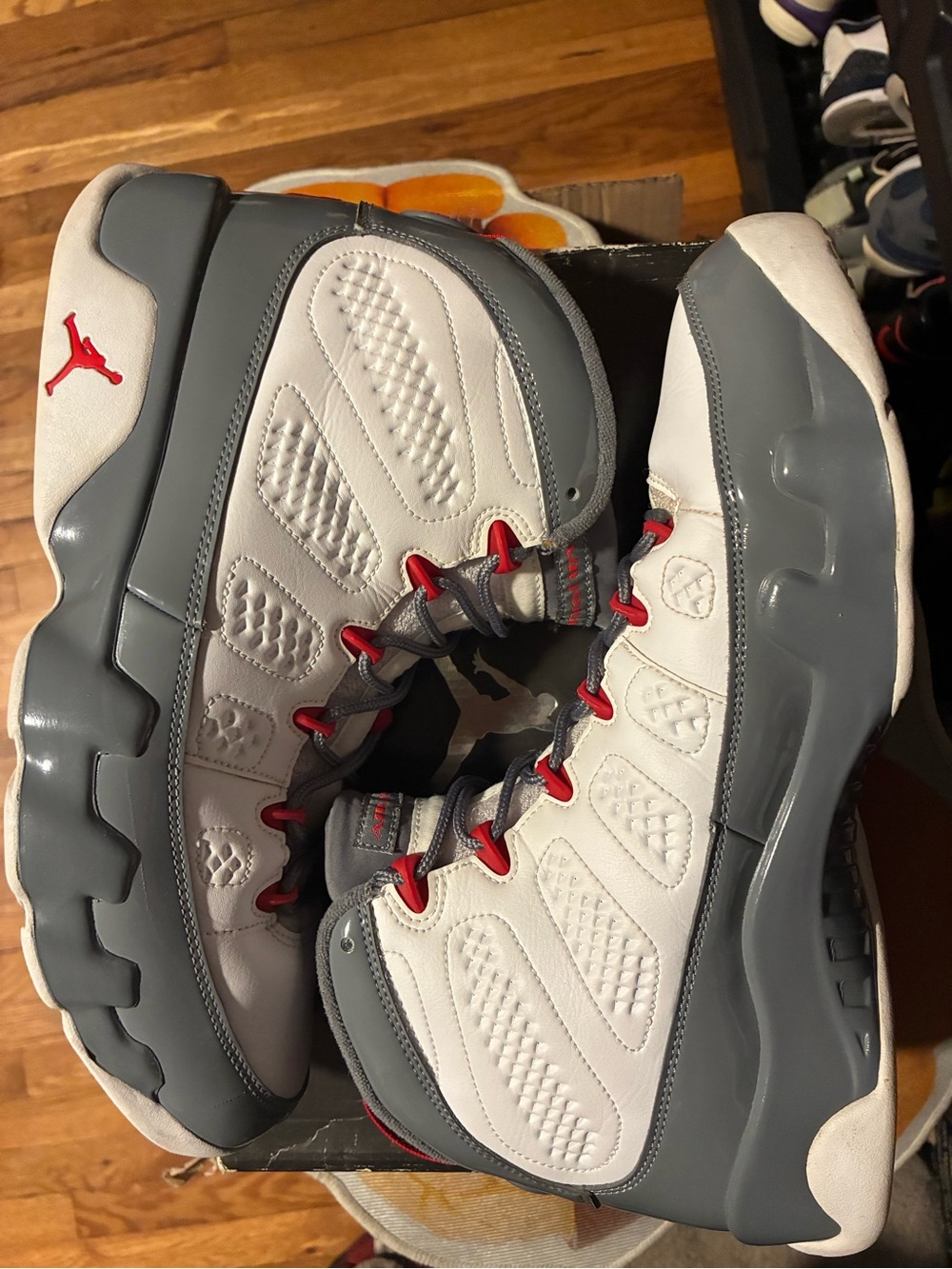 Jordan 9 Retro
Fire Red